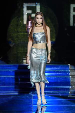 Gigi Hadid défile pour Fendi by Versace