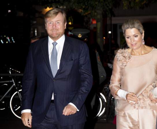 Le roi Willem Alexander et la reine Maxima des Pays-Bas rayonnante mais blessée, assistent au gala des 100 ans de la Société de Bach le 25 septembre 2021 à Utrecht