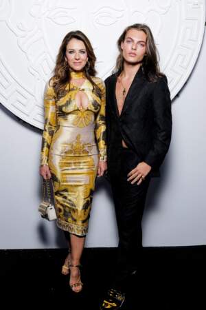 Elizabeth Hurley et son fils Damian Hurley lors de la soirée Versace, le 26 septembre 2021.