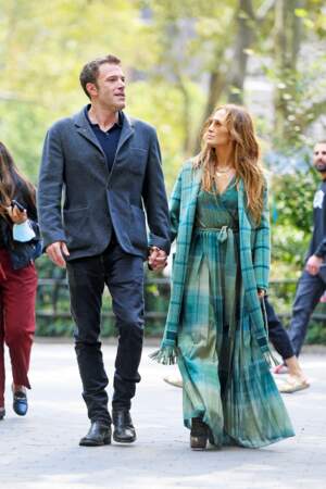 Un look un peu gypset pour Jennifer Lopez  avec cette longue robe assortie à son long manteau à carreaux Dior , dans les rues de New York, le 27 septembre 2021