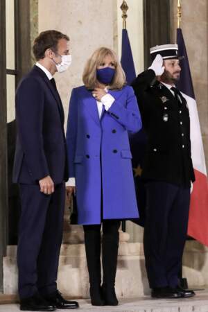 Brigitte Macron en chemise blanche et caban prune pour un diner de travail, au palais de l'Elysée, Paris, le 27 septembre 2021. 