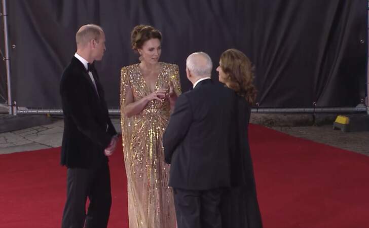 Kate Middleton et William en pleine discussion lors de l'avant-première de James Bond à Londres, le mardi 28 septembre 2021.