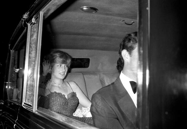 Le prince Charles et Lady Diana arrivent à la première du film "James Bond : Rien que pour vos yeux", le 26 juin 1981, à Londres.