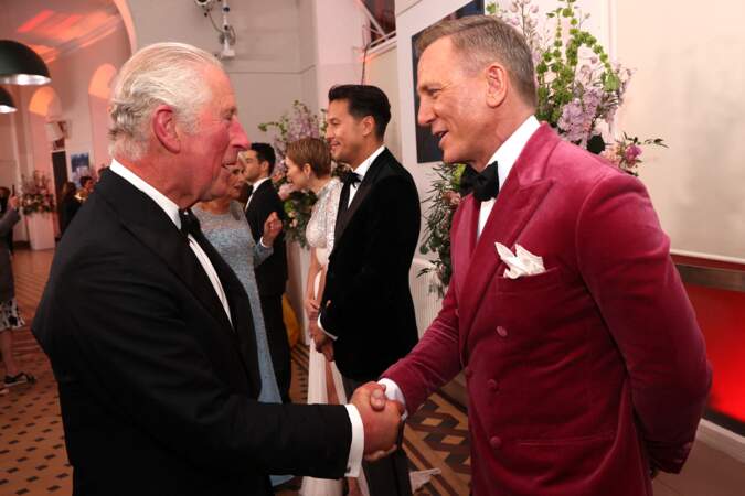 Le prince Charles salue l'acteur Daniel Craig avant la projection du dernier James Bond "Mourir peut attendre", le 28 septembre 2021, au Royal Albert Hall à Londres.