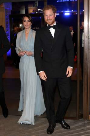 Kate Middleton renversante dans une longue vaporeuse aux côtés de son époux le prince William pour assister à la première mondiale du James Bond "Spectre", le 26 octobre 2015, au Royal Albert Hall à Londres.