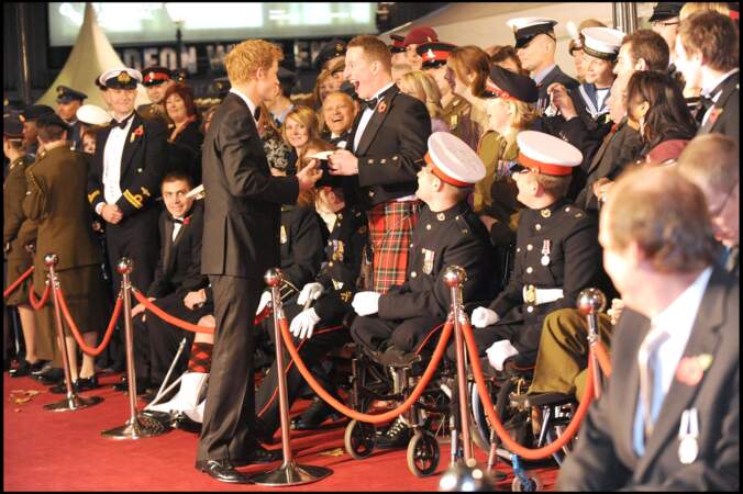 Le prince Harry salue la foule présente autour du tapis rouge de la première mondiale du dernier James Bond "Quantum of Solace", le 29 octobre 2008, à Londres.