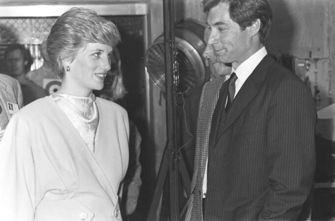 La princesse Diana salue Tim Dalton avant la projection du film James Bond "Tuer n'est pas jouer", en décembre 1986, à Londres.