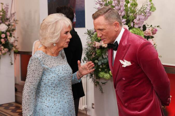 Camilla Parker Bowles échange quelques mots avec l'acteur Daniel Craig avant la projection du dernier James Bond "Mourir peut attendre", le 28 septembre 2021, au Royal Albert Hall à Londres.