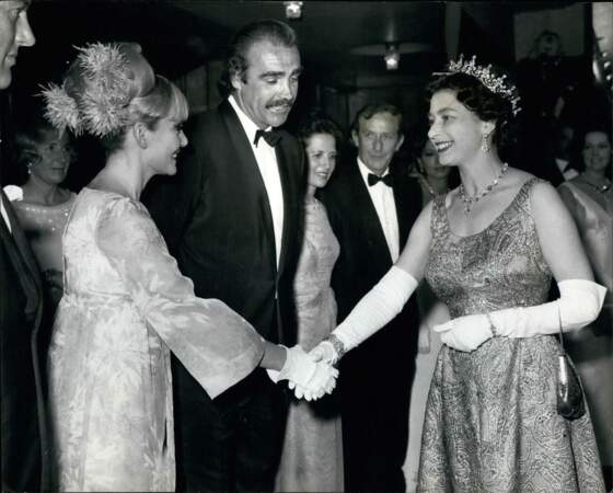 La reine Elizabeth II rencontre l'acteur Sean Connery et sa femme Diane Cilento lors de la première du dernier James Bond "On ne vit que deux fois", le 12 juin 1967, à l'Odeon Leicester Square à Londres. 