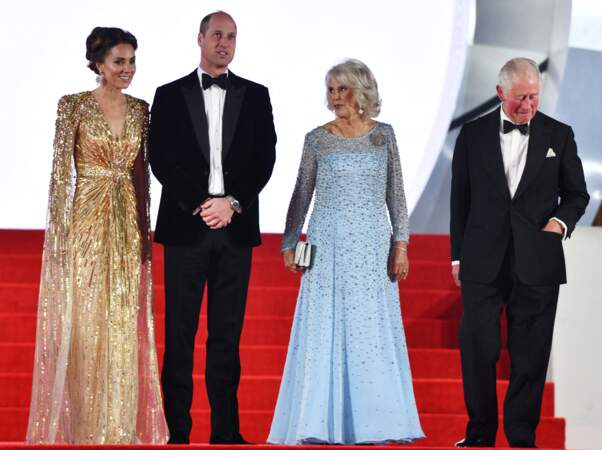 Le prince William, Kate Middleton, le prince Charles et Camilla Parker Bowles assistent à la première tant attendue du dernier James Bond "Mourir peut attendre", le 28 septembre 2021, au Royal Albert Hall à Londres.