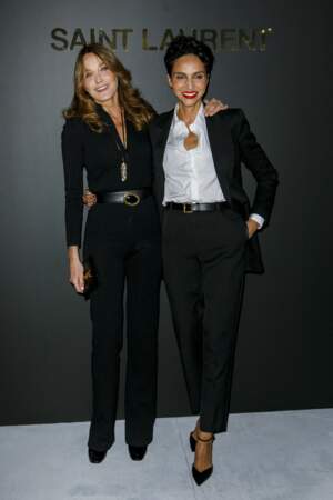Carla Bruni-Sarkozy et son amie, l'ex-top Farida Khelfa, au défilé de prêt-à-porter printemps-été 2022 Saint Laurent, à l'Esplanade du Trocadéro, à Paris, le 28 septembre 2021.