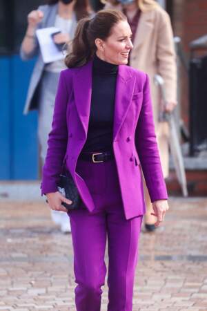 Kate Middleton glamour en costume, ceinture fine et pull col roulé