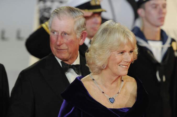 Le prince Charles et son épouse Camilla Parker Bowles assistent à la première mondiale du film James Bond "Skyfall", le 23 octobre 2012, au Royal Albert Hall à Londres.