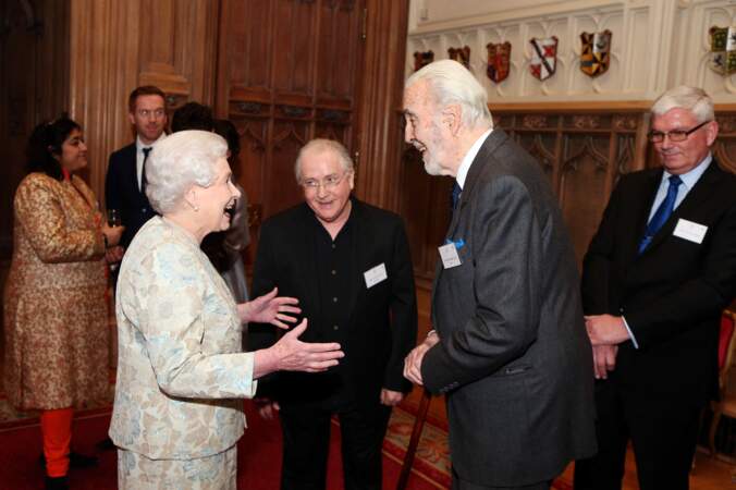 La reine Elizabeth II reçoit un Bafta d'honneur pour son rôle de James Bond girl dans le film diffusé lors de la cérémonie d'ouverture des Jeux Olympiques de Londres, le 4 avril 2013, au Château de Windsor.