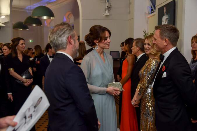  Kate Middleton, duchesse de Cambridge salue Christoph Waltz, Léa Seydoux et Daniel Craig avant la projection du dernier James Bond "Spectre", le 26 octobre 2015, au Royal Albert Hall, à Londres.