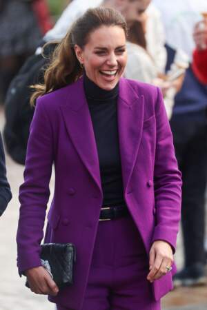 Pour cette visite en Irlande, Kate Middleton a chois de nouer ses cheveux en queue-de-cheval haute et bouclée, une de ces coiffures favorites.