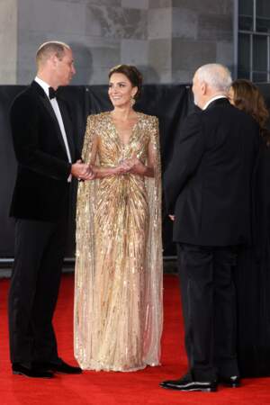 Le prince William et sa femme Kate Middleton rivalisaient d'élégance sur le tapis rouge de l'avant-première du dernier James Bond "Mourir peut attendre", le 28 septembre 2021, au Royal Albert Hall, à Londres.