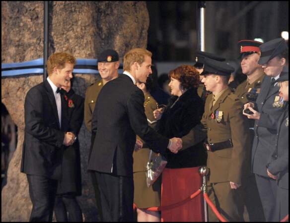 Les princes Harry et William arrivent à la première du film James Bond "Quantum of Solace", le 29 octobre 2008, à Londres.