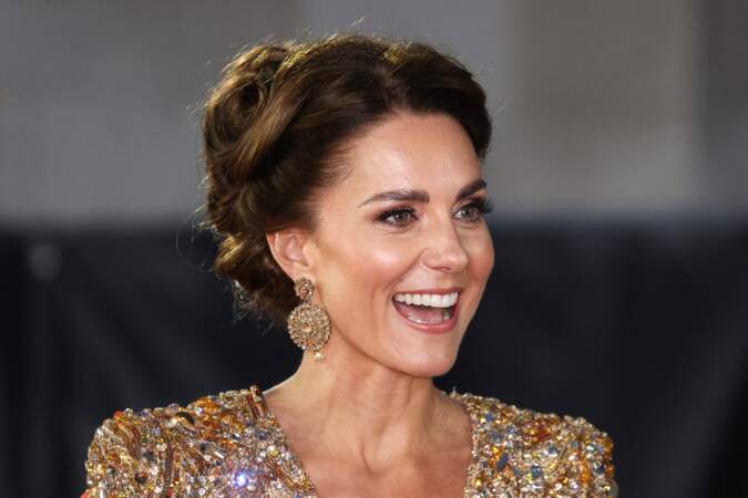 La duchesse de Cambridge, Kate Middleton, brille de mille feux dans une longue robe digne d'une James Bond Girl lors de l'avant-première mondiale du dernier James Bond "Mourir peut attendre", le 28 septembre 2021, au Royal Albert Hall, à Londres.