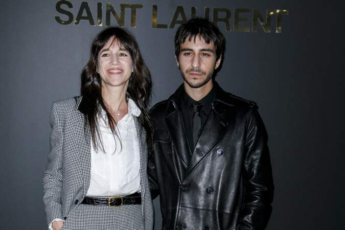Charlotte Gainsbourg et son fils Ben Attal au défilé de prêt-à-porter printemps-été 2022 Saint Laurent, à l'Esplanade du Trocadéro, à Paris, le 28 septembre 2021.