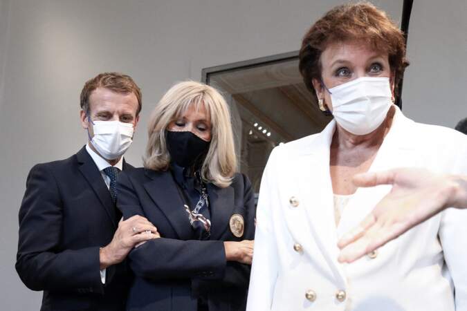 Emmanuel Macron a multiplié les gestes tendres envers sa femme. 