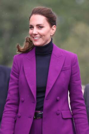 Kate Middleton en Irlande du Nord : elle adopte un tailleur violet et le pull noir col roulé pour rencontrer des étudiants en soins infirmiers.
