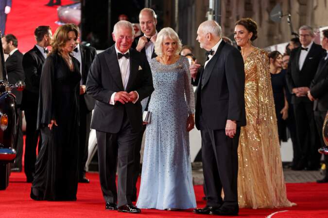 Très glamour, le prince Charles et son épouse Camilla Parker Bowles foulent le tapis rouge pour assister à l'avant-première mondiale du dernier James Bond "Mourir peut attendre", le lundi 28 septembre 2021, au Royal Albert Hall, à Londres.