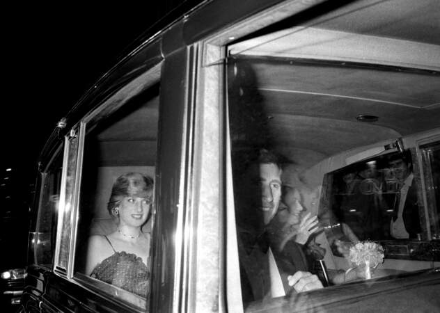 Sur leur trente-et-un, le prince Charles et Lady Diana assistent à la première du film "James Bond : Rien que pour vos yeux", le 26 juin 1981, à Londres.