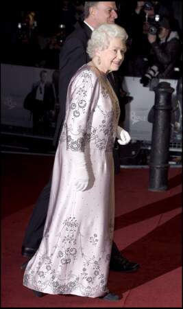 La reine Elizabeth II glamour dans une robe satinée rose poudré pour assister à la première mondiale du nouveau James Bond "Casino Royale", le 14 novembre 2006, à Londres.