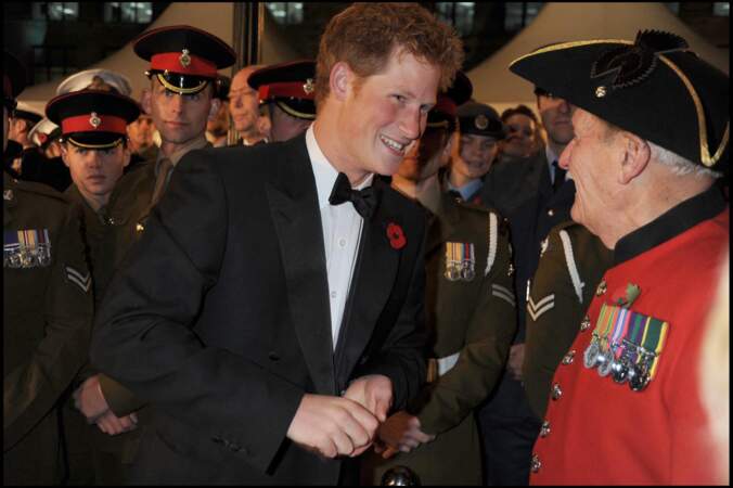 Avant d'assister à la projection du dernier James Bond "Quantum of Solace", le prince Harry a discuté avec des soldats présents pour l'occasion, le 29 octobre 2008, à Londres.