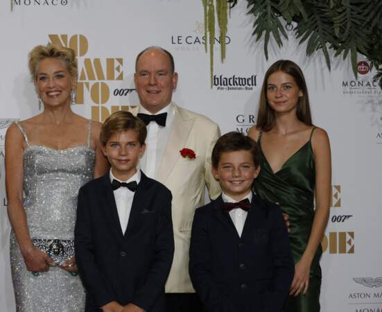 Le prince Albert II de Monaco et Sharon Stone avec les enfants de Christian Moore à l'avant première du dernier James Bond "No Time To Die" au Casino de Monaco, le 29 septembre 2021. 