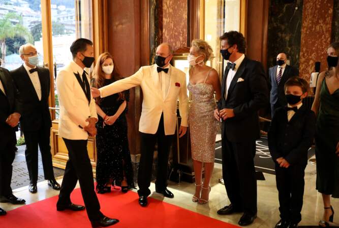 Le réalisateur Cary Joji Fukunaga, prince Albert II de Monaco et Sharon Stone ainsi que Christian Moore à l'avant première du dernier James Bond "No Time To Die" au Casino de Monaco, le 29 septembre 2021. 
