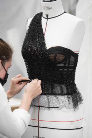 Le travail sur le bustier de Leïla Bekhti dans les ateliers Dior Haute Couture 