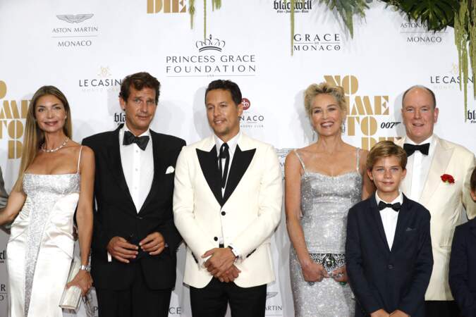 Le prince Albert II de Monaco et Sharon Stone, Cary Joji Fukunaga, Christian Moore et son épouse à l'avant première du dernier James Bond "No Time To Die" au Casino de Monaco, le 29 septembre 2021. 