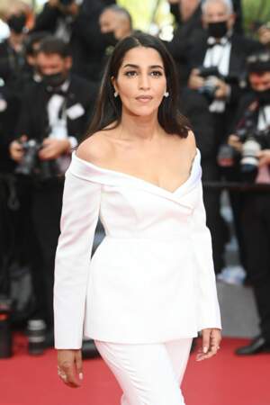 Leïla Bekhti en costume Givenchy Haute Couture immaculé et bijoux Tiffany & co Haute Joaillerie pour l'ouverture du festival de Cannes 2021