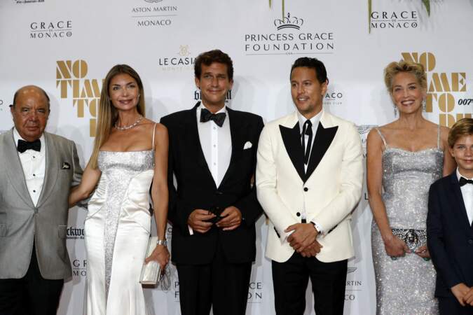Christian Moore et son épouse auprès du réalisateur Cary Joji Fukunaga, le prince Albert II de Monaco et Sharon Stone à l'avant première du dernier James Bond "No Time To Die" au Casino de Monaco, le 29 septembre 2021. 