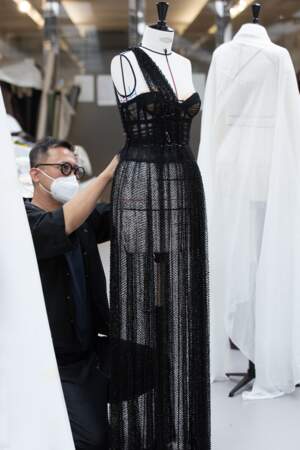Le savoir-faire de Dior : robe bustier drapée de résille 
