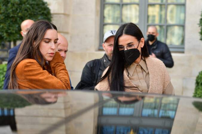 Demi Moore et sa fille Tallulah Belle Willis sortent de l'hôtel Ritz pour se rendre à hôtel de Crillon lors de la Fashion Week printemps/été 2022 de Paris, France, le 30 septembre 2021