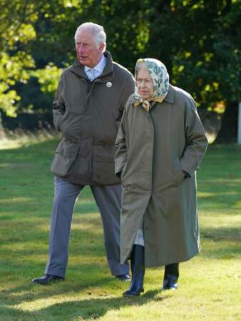 La reine Elizabeth II et le prince Charles se sont rendus à Balmoral pour l'ouverture de l'évènement "planter un arbre pour le jubilé" ce vendredi 1er octobre