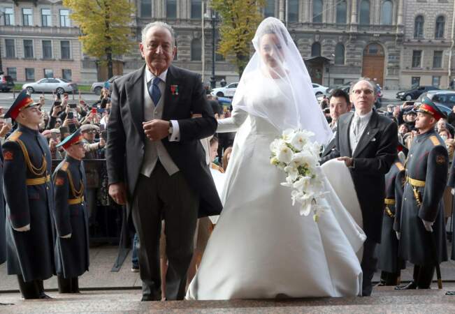 Arrivées au bras de son père, Rebecca Victoria Bettarini levait enfin le voile sur sa robe de mariée tenue secrète, à la cathédrale Saint-Issac, le 1er octobre 2021.