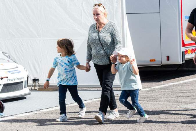 Le 20 août dernier, c'est Marie Hellqvist, la maman de la princesse Sofia, qui gardait ses petits-fils Alexander et Gabriel, lors de la course Porsche Carrera Cup Scandinavia.