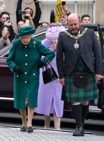 Elizabeth II était vêtue, pour l’occasion, d’un manteau vert assorti à son chapeau.