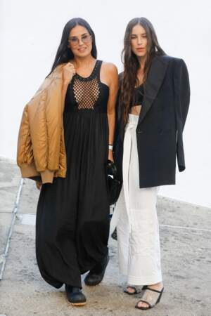 Demi Moore et sa fille Scout Willis au défilé de mode printemps-été 2022 "Stella McCartney" à Paris, le 4 octobre 2021