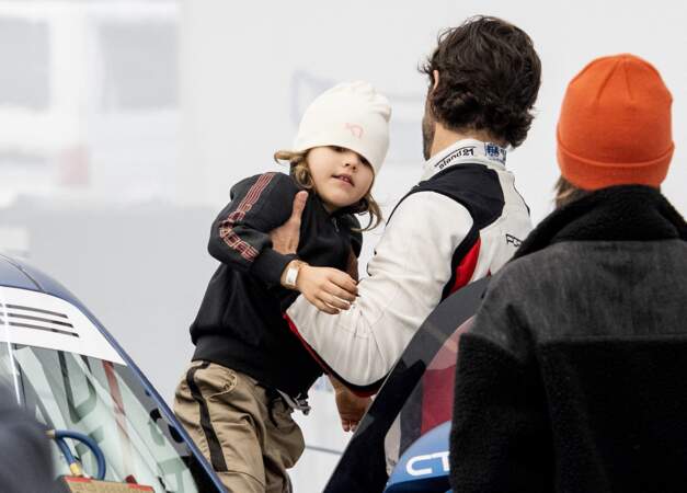 Le prince Alexander, 5 ans, dans les bras de son père, le prince Carl Philip de Suède, lors de la dernière course de la Porsche Carrera Cup, sur le circuit de Mantorp Park, le 2 octobre 2021.