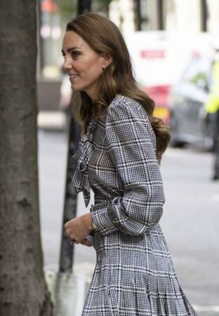 Kate Middleton élégante en robe longue à carreaux et cheveux longs lâchés