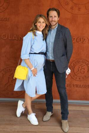 Ophélie Meunier en robe longue et son mari Mathieu Vergne au village des Internationaux de France de Roland Garros à Paris le 9 juin 2021.