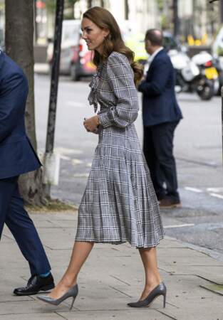 Kate Middleton en robe longue à carreaux Zara arrive au "University College" de Londres, le 5 octobre 2021
