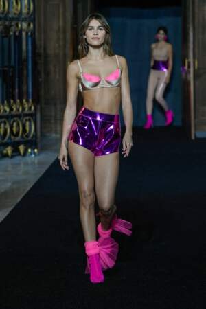 Culotte métallisée et bottines ornées de tulle, le look Flashdance revisité au défilé Etam 2021