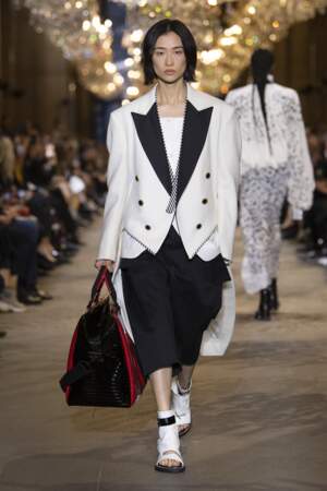 Veste large en noir et blanc à col en pique dans la collection Vuitton printemps-été 2022