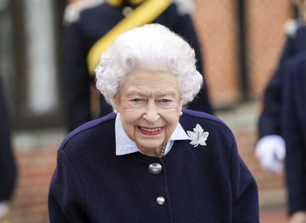 Elizabeth II semblait ravie de la visite des officiers canadiens au château de Windsor ce mercredi 6 octobre. 